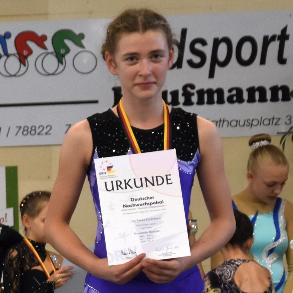 Rollkunstläuferin mit Urkunde und Medaille