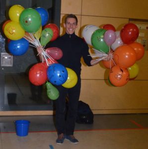 Mann mit vielen Luftballons