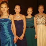 vier junge Damen in Ballkleidern