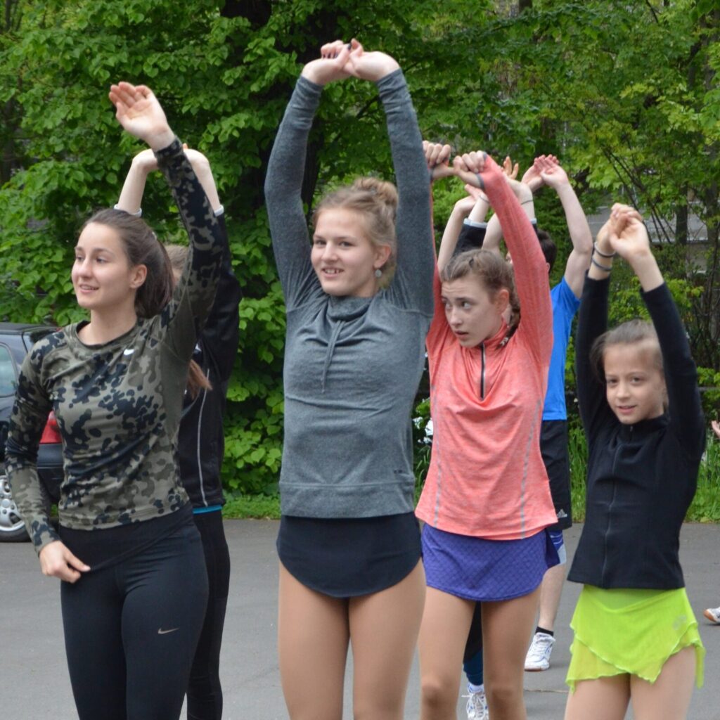 Sportler strecken die Arme in die Luft