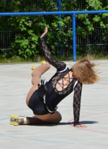 Rollkunstläuferin gestürzt